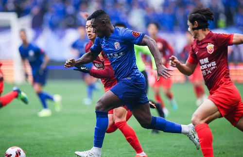  贝克汉姆阿尔卑斯山“救美”：绿茵场外再展英雄本色